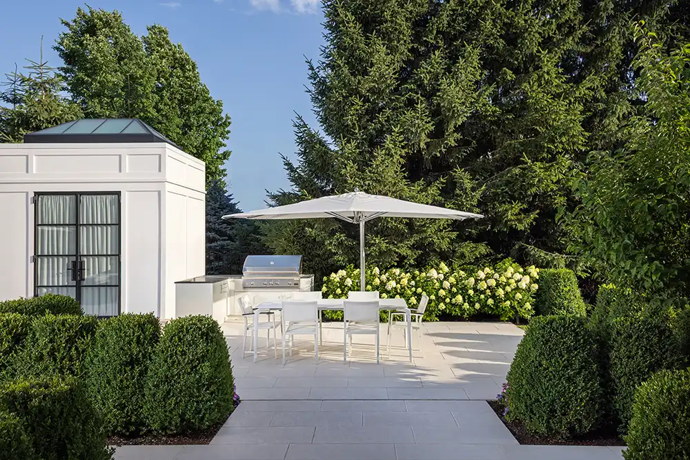 outdoor-dining-hedges-landscaping