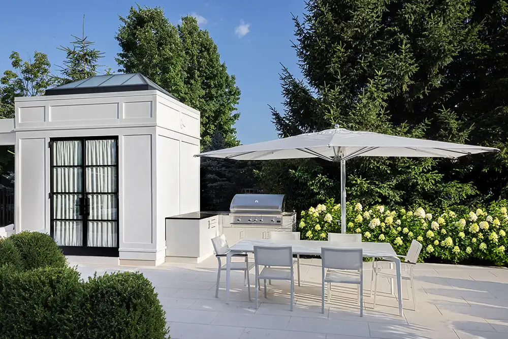 outdoor-dining-poolhouse-landscaping