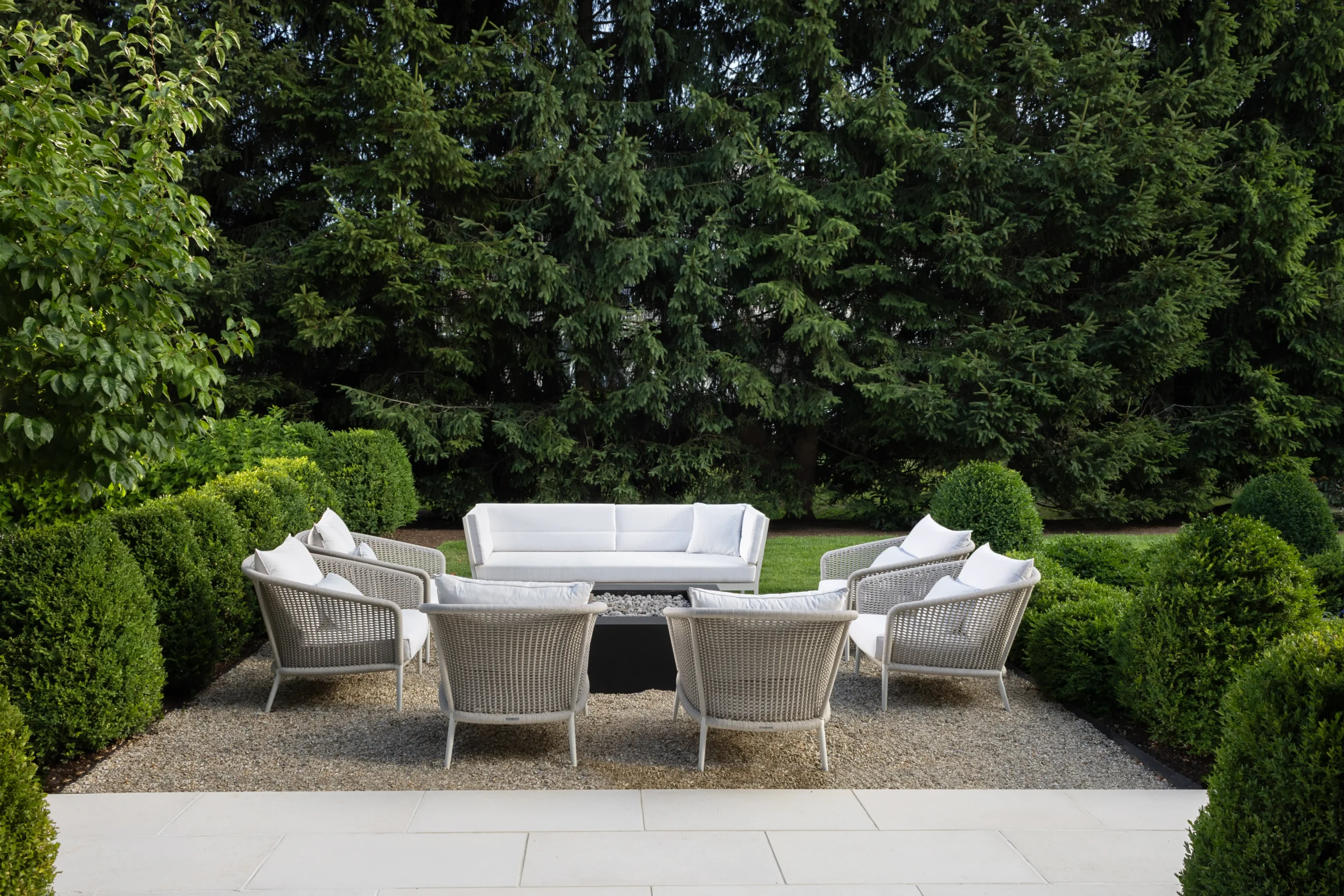 outdoor-seating-firepit-privacy
